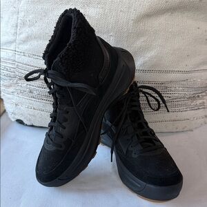 Like new Sorel Black athletic type winter Lace Up Boots Size 7